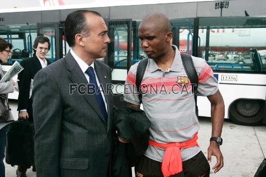 Samuel Eto'o hablando con el vicepresidente deportivo Rafael Yuste.