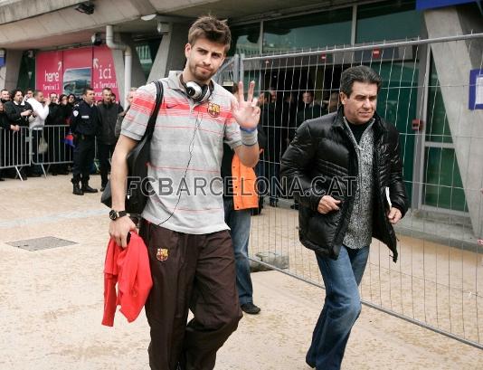 Gerard Piqu saludando al centenar de seguidores que les esperavan en el aeropuerto.