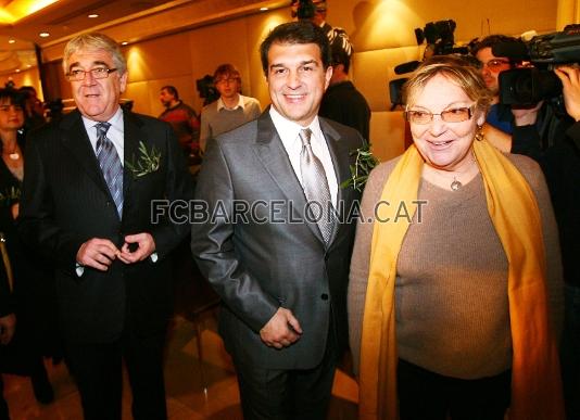 Diana Garrigosa, esposa de Pasqual Maragall,  Laporta y Snchez LLibre, en un instante previo al acto.