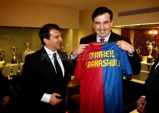 Laporta le ha entregado una camiseta.