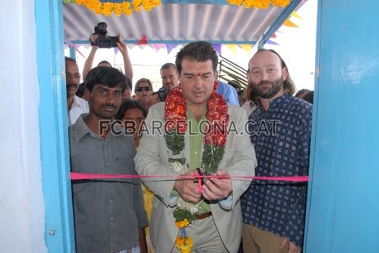 Laporta durant l'inauguraci de noves vivendes a Singampalli.