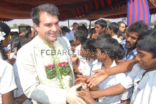 Joan Laporta salundado a los habitantes de Atmakur.