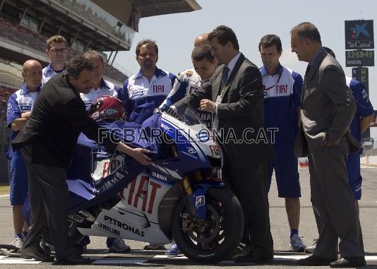 Entre mono, moto, guants i casc, sn 19 els escuts blaugrana que lluir Lorenzo en la carrera de 500 de Moto GP.