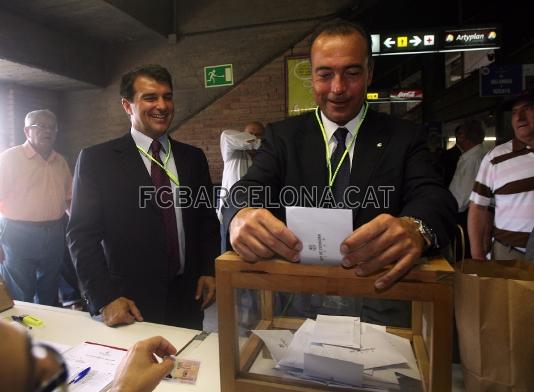 Joan Laporta, amb el directiu Rafael Yuste.