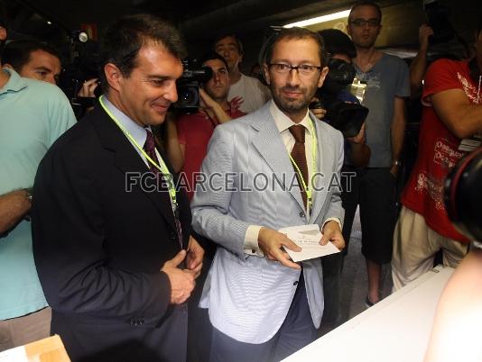 El president Joan Laporta ha acompanyat a Marc Ingla a votar.