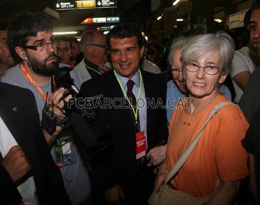 Expectaci a l'arribada de Joan Laporta.