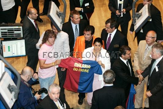 Carles Puyol, Josep Guardiola, Xavier Sala i Martn i Marta Seg, mostrant la samarreta amb el lema 