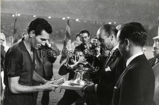 El Gran Capit, amb el president Enric Llaudet el dia del seu partit d'homenatge.