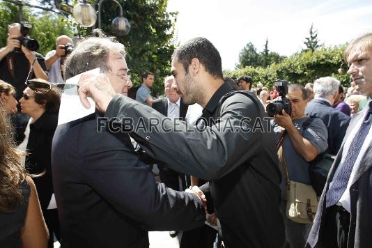 Guardiola, present a Taradell, saludant el fill del clebre exjugador.