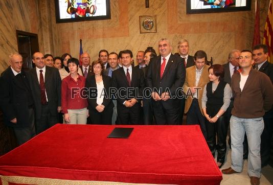 Els directius del Bara amb els membres de l'ajuntament de Berga.