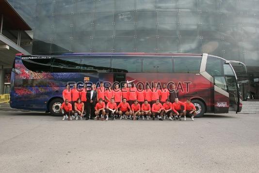 El conjunto que entrena Pep Guardiola se ha fotografiado ante el nuevo vehculo.