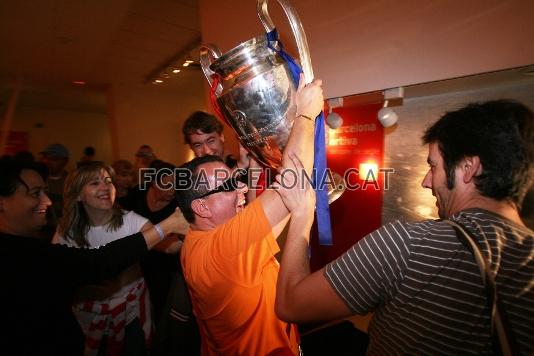 Alguns no es van resistir a aixecar la Copa d'Europa.