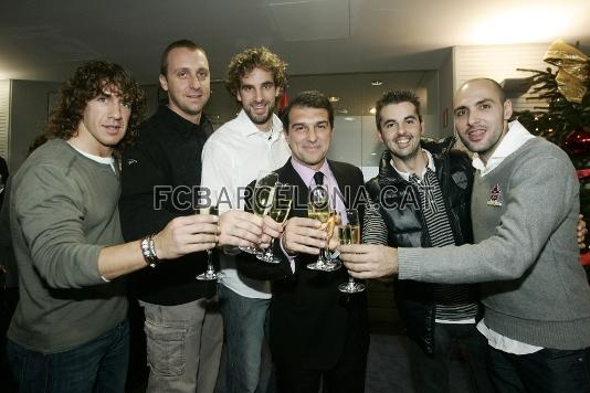 Los capitanes de las secciones profesionales, reunidos para un brindis de Navidad.