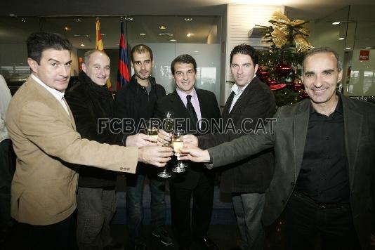 Los tcnicos, junto con el presidente Joan Laporta, brindan por unas felices fiestas.