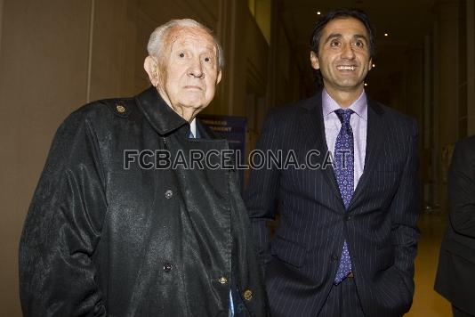 Manel Estiarte, director de relacions externes del club, amb Joan Antoni Samaranch. Foto: lex Caparrs (FCB)