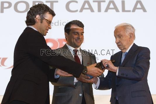 Laporta recollint el premi que rep el FC Barcelona com 'L'equip que ha donat ms xits a l'esport catal'. El director de l'Sport, Joan Vehils, i Joan Antoni Samaranch, van fer entrega d'aquest premi. Foto: lex Caparrs (FCB)