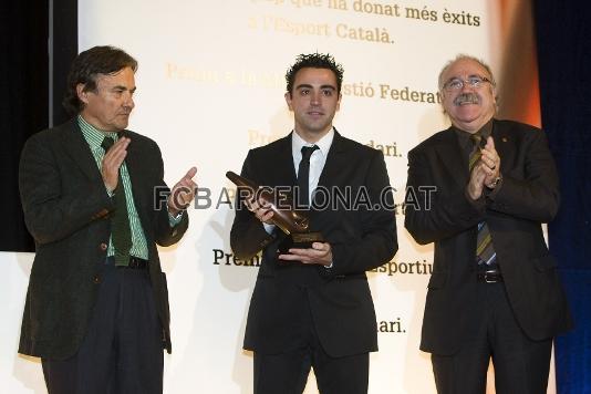 Xavi va rebre el guard com a millor esportista mascul de l'any de mans del director del diari Sport, Joan Vehils, i el vicepresident de la Generalitat, Josep Lluis Carod Rovira. Foto: lex Caparrs (FCB)