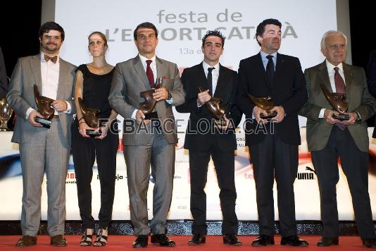 Xavi Hernndez i Joan Laporta, amb la resta de premiats. Foto: lex Caparrs (FCB)