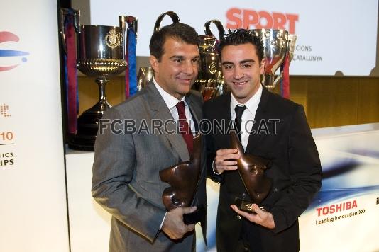 El president Joan Laporta, en nom del FC Barcelona, i Xavi Hernndez, com a millor esportista, van rebre premis. Foto: lex Caparrs (FCB)