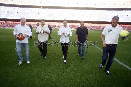 Tots ells van posar amb les eines de les seves disciplines: quatre pilotes i un estic. (Foto: Miguel Ruiz - FCB)