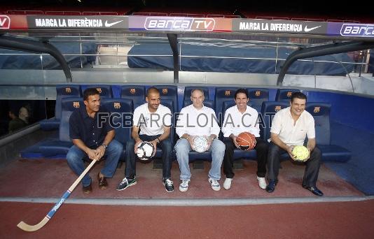 Els cinc, en el seu hbitat natural: les banquetes. (Foto: Miguel Ruiz - FCB)