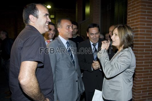 La junta directiva va estar representada per Rafael Yuste i Xavier Bagus. A la foto, els dos directius amb l'alcaldessa Laura Vilagr. Fotos: lex Caparrs (FC Barcelona)