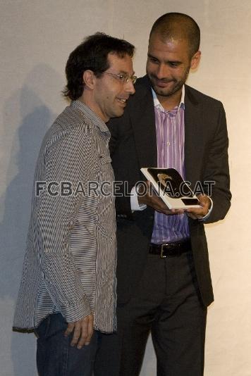 El regidor de Santpedor, Agust Coma, li fa entrega del guard al millor esportista de la temporada passada. Fotos: lex Caparrs (FC Barcelona)