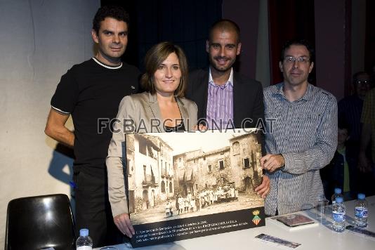 L'Ajuntament de Santpedor li va fer entrega d'una fotografia antiga del poble. A la fotografia, Pep Guardiola amb l'alcadessa, Laur Vilagr, el regidor, Agust Coma, i el president de la Penya Barcelonista, Toni Valverde. Fotos: lex Caparrs (FC Barcelona)