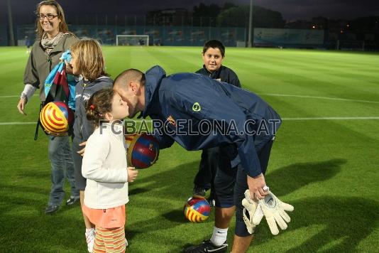 El portero le da un beso a una de las ganadoras ms pequeas. Fotos: Miguel Ruiz (FCB)