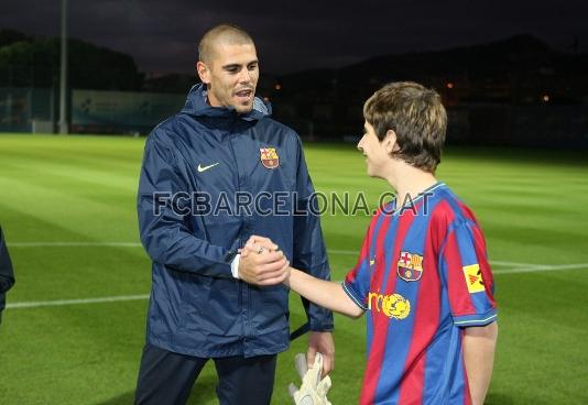 Uno de los cinco ganadores del concurso saluda a Valds. Fotos: Miguel Ruiz (FCB)