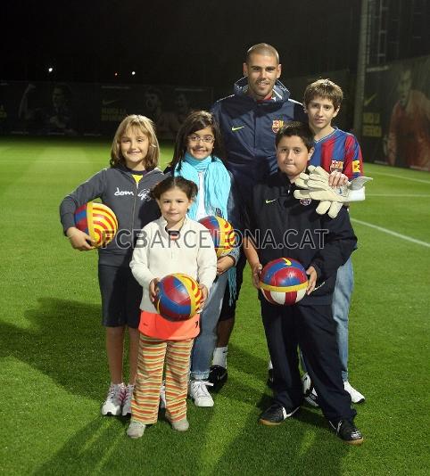 Los cinco ganadores no desaprovecharon la ocasin de fotografiarse con el portero azulgrana. Fotos: Miguel Ruiz (FCB)