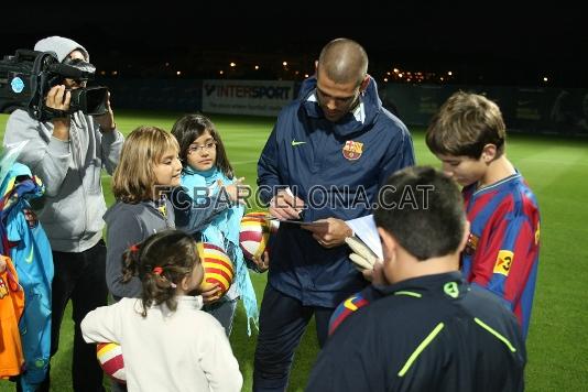 Tambin le pidieron autgrafos. Fotos: Miguel Ruiz (FCB)