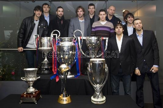 El equipo de baloncesto del Bara no se ha querido perder la ocasin de fotografiarse con las seis copas. Foto: lex Caparrs (FCB)