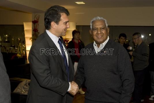 El presidente de Singapur, Sellapan Rama Nathan, ha sido recibido este medioda en el Camp Nou por el presidente Joan Laporta. (Foto: lex Caparrs, FCB)