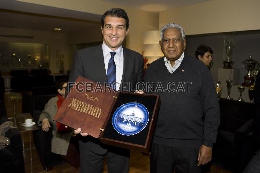 En la recepcin en la sala de trofeos del Camp Nou ha tenido lugar un intercambio de obsequios (Foto: lex Caparrs, FCB)