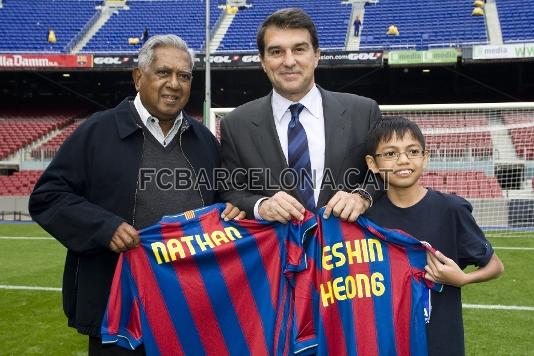 Los visitantes, sobre el csped del Camp Nou. (Foto: lex Caparrs, FCB)