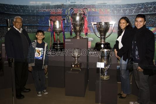 Parte de la delegacin de Singapur con los ltimos cinco ttulos del Bara. (Foto: lex Caparrs, FCB)