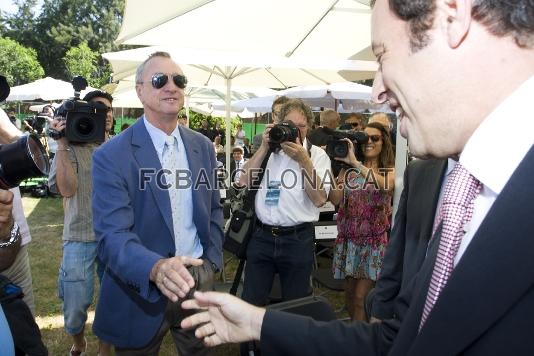 Encaixada de mans entre Sandro Rosell i Johan Cruyff. Foto: lex Caparrs/Miguel Ruiz-FCB.