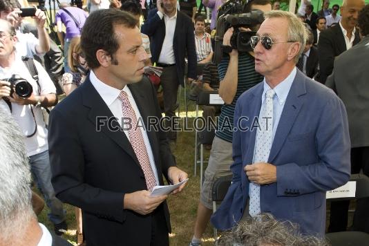 Sandro Rosell i Johan Cruyff conversen. Foto: lex Caparrs/Miguel Ruiz-FCB.