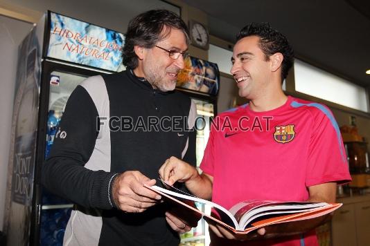 El fotgrafo Miguel Ruiz, con Xavi Hernndez.