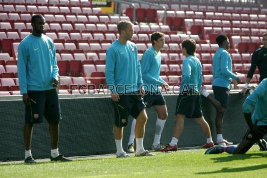 Tour, Gudjohnsen and Edmlson, at the start of the training session.