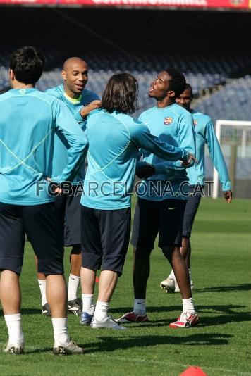 Henry and Eto'o joke with Leo Messi.