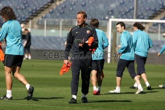 Johan Neeskens giving out bibs before an exercise.