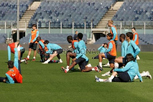 Bara players doing stretch exercises.