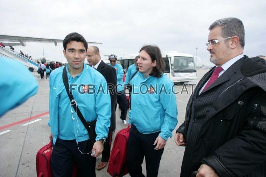 Deco and Messi, shortly before going onto the plane.