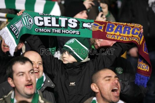 Un joven aficionado escocs con una bufanda con los colores del Celtic y del Bara.