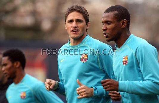 Edmlson i Abidal, al principi de l'escalfament.