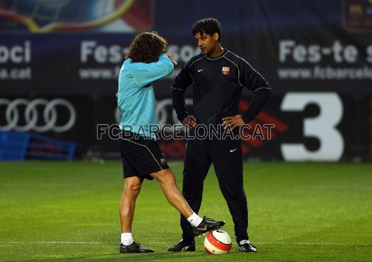 El capit Carles Puyol parlant amb Rijkaard.