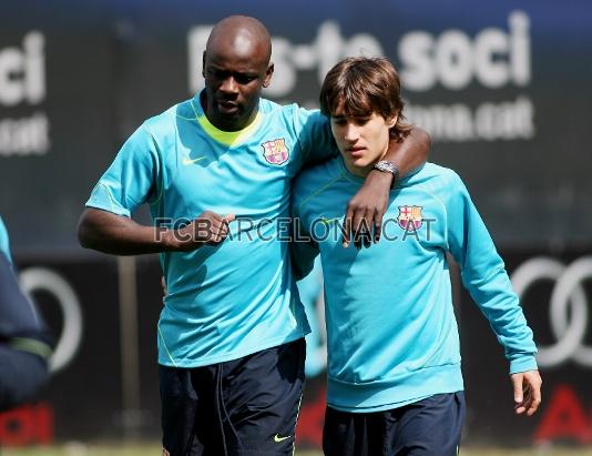 Thuram y Bojan se dan apoyo mtuo.