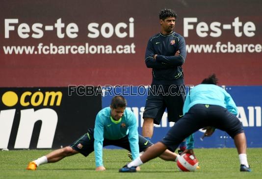 Rijkaard, molt atent a la feina que fan els seus jugadors.